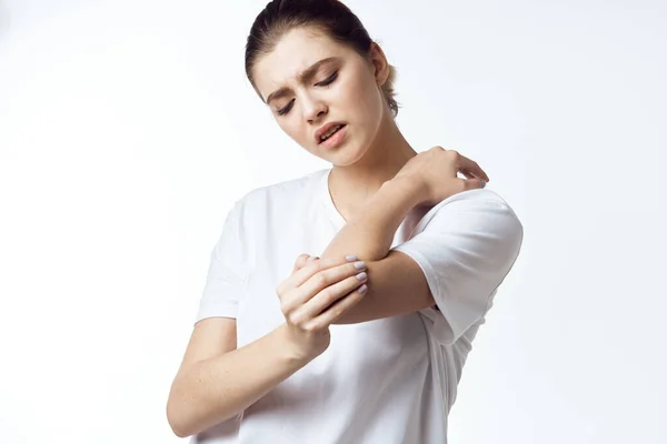 Beyaz tişörtlü hasta kadın ağrı sağlık sorunları tatminsizlik — Stok fotoğraf