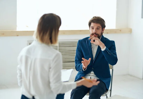 Uomo emotivo comunicare con psicologo stress terapia discussione — Foto Stock