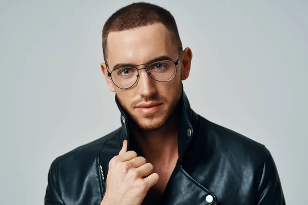 Hombre guapo con gafas pelo corto chaqueta de cuero posando moda —  Fotos de Stock