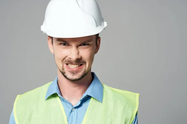Uomo in casco bianco Professionale Lavoro isolato sfondo — Foto Stock