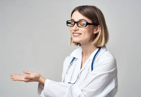 Médico femenino en uniforme médico aislado fondo —  Fotos de Stock