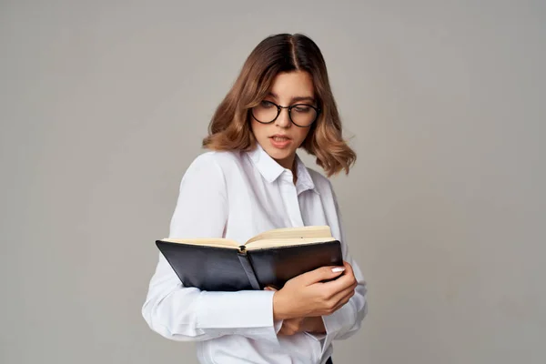 흰색 셔츠 문서에 밝은 여성 비서 작동 — 스톡 사진