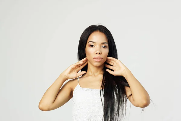 Vacker kvinna afrikansk utseende vit tank top makeup frisyr mode — Stockfoto