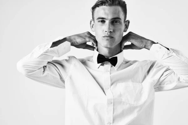 Homem de camisa branca laço gravata penteado elegante estilo moderno — Fotografia de Stock