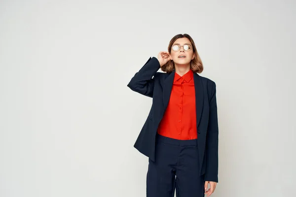 Mulher com óculos documentos oficiais trabalho luz fundo — Fotografia de Stock