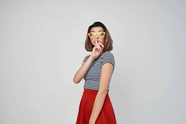 Vrouw dragen geel bril gestreept t-shirt bijgesneden uitzicht licht achtergrond — Stockfoto