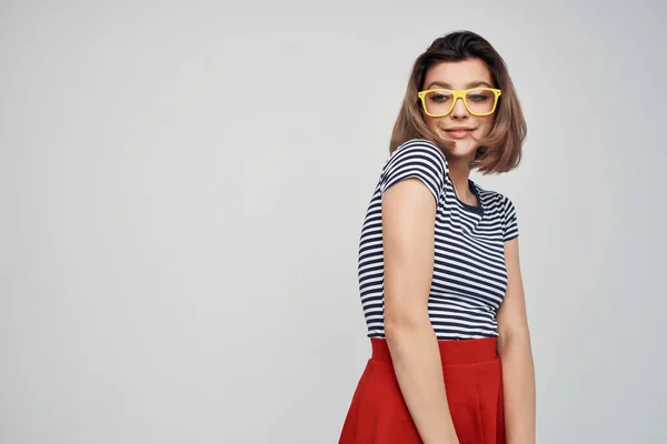 Bonita mujer en gafas amarillas en falda roja moda verano — Foto de Stock