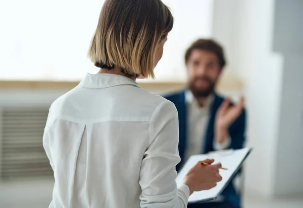 Psychologin neben der Patientin bei Kommunikationsproblemen — Stockfoto