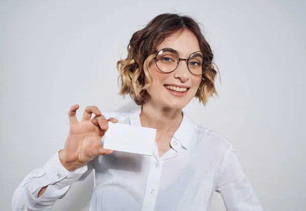 Affärskvinna med visitkort i händer dokument reklam studio — Stockfoto