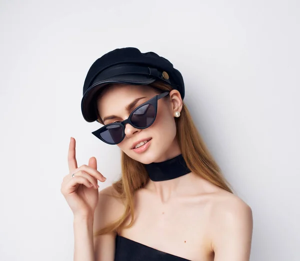 Hezká žena sluneční brýle představovat módní moderní styl — Stock fotografie