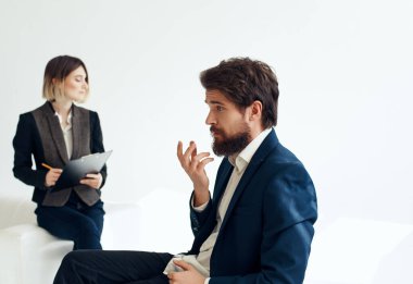 İş adamları ve kadınlar iş arkadaşları iletişim ekibinde çalışıyor