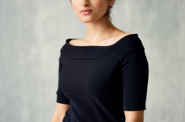 Siyah elbiseli güzel kadın lüks moda manzaralı.