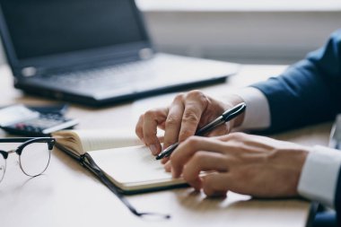 Ofiste dizüstü bilgisayar için çalışan sakallı bir adam.