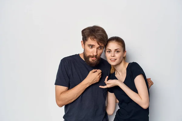 Una giovane coppia socializzare insieme posa stile di vita studio di moda — Foto Stock