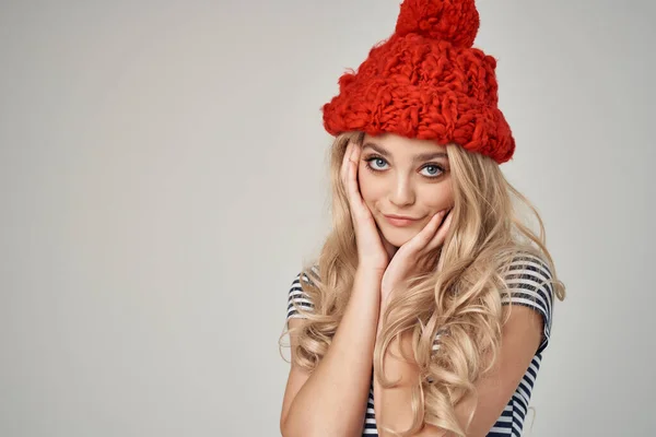 Hübsche Frau im gestreiften T-Shirt Red Hat heller Hintergrund Lifestyle — Stockfoto