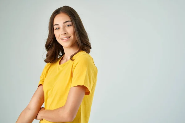 Wesoły brunetka w żółtym t-shirt pozowanie modny fryzura uśmiech model — Zdjęcie stockowe