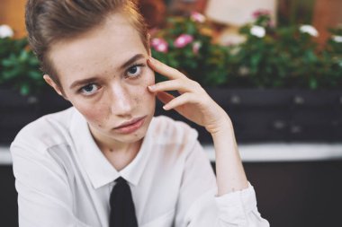 Elinde bir kitapla şehirde yaz tatili yapan bir öğrenci. Yaşam tarzı.