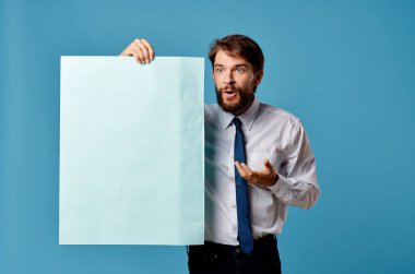 Mavi posterli işadamları, yakın çekim imzalı.