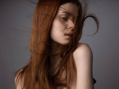 Yazın açık havada şapka takan güzel bir kadın.