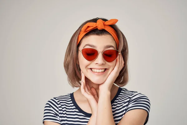 ストライプのTシャツを着た女性の頭の上に包帯をしたサングラス — ストック写真