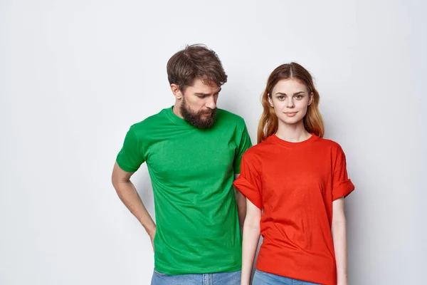 Ein junges Paar umarmt Freundschaft bunte T-Shirts Familie Licht Hintergrund — Stockfoto