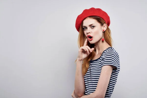 Bella donna indossa un cappello rosso trucco Francia Europa moda posa sfondo isolato — Foto Stock