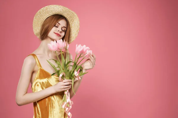 Bonita mulher vestindo chapéu buquê flores decoração charme rosa fundo — Fotografia de Stock