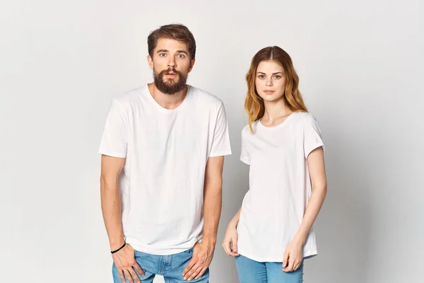 Allegra giovane coppia in bianco t-shirt design moda divertimento Copia Spazio — Foto Stock