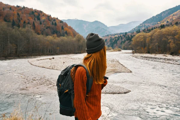 Senderista mujer camina cerca de las montañas del río naturaleza viaje — Foto de Stock
