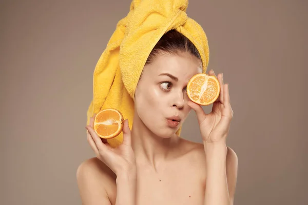 Bela mulher com corpo nu mandarina pele limpa na mão — Fotografia de Stock