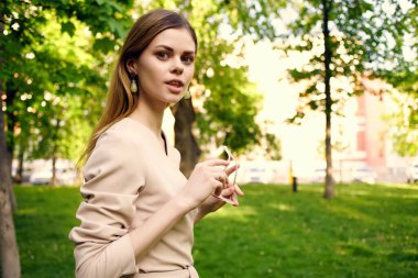 Bu yaz parkta bir kadın yürüyüş yapacak.