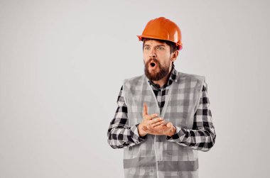 Belge ve çizimlerle çalışan erkek işçi planlar hafif arkaplan