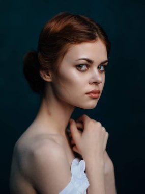 Stüdyo modasına uygun beyaz elbiseli çekici kadın.