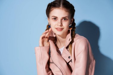 Pembe ceketli, at kuyruklu güzel bir kadın.