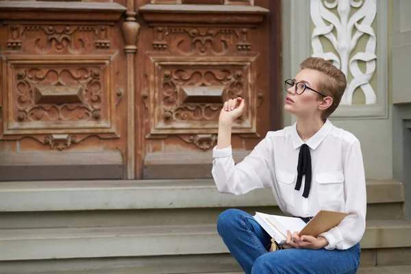 Elinde kitap olan güzel bir kadın açık havada eğitim okuyor.