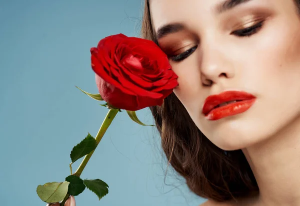 Jolie femme portant des lunettes de soleil épaules nues maquillage lèvres rouges — Photo