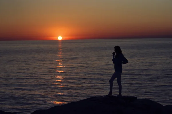 Femme photographe extérieur coucher de soleil air frais paysage — Photo