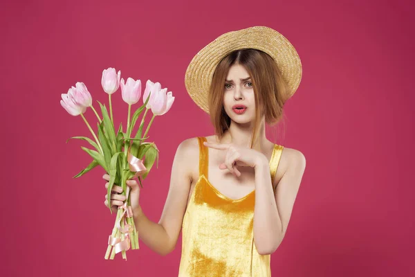 Mulher com flores expressão desagradada buquê fundo rosa — Fotografia de Stock