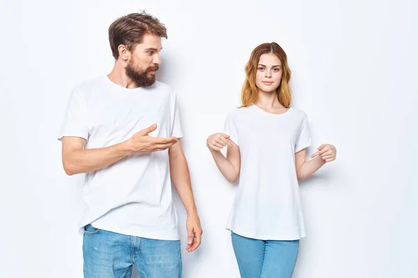 Muž a žena v bílých tričkách džíny módní ležérní styl — Stock fotografie