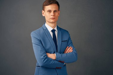 Takım elbiseli adam moda ofisinde poz veriyor.