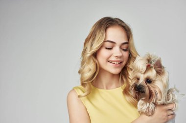 Güzel bir kadın. Saf bir köpek. Manzaralı.