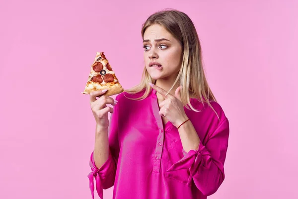 Bonito alegre mulher pizza em mãos lanche delicioso fast food rosa fundo — Fotografia de Stock