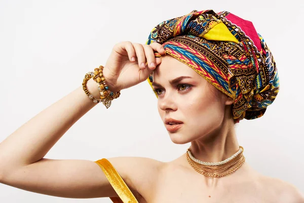 Glad söt kvinna i flerfärgad turban afrikansk stil och mode poserar — Stockfoto