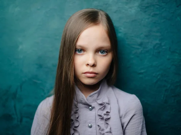 Gadis berpakaian berpose sedih terlihat kesepian depresi — Stok Foto