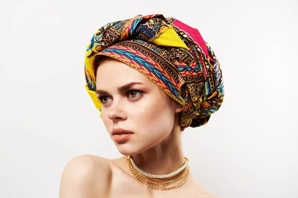 Glad söt kvinna flerfärgad turban afrikansk stil närbild — Stockfoto