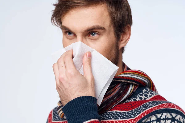 Cold man wiping his nose with a handkerchief infection virus light background — Stock Photo, Image