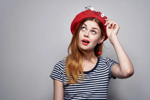 Bonita mujer usando gafas posando moda atractiva mirada pendientes rojos joyería Aire fresco —  Fotos de Stock