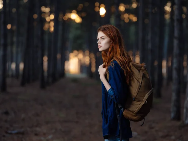 Lindo pelirrojo mujer excursionista mochila bosque viaje —  Fotos de Stock