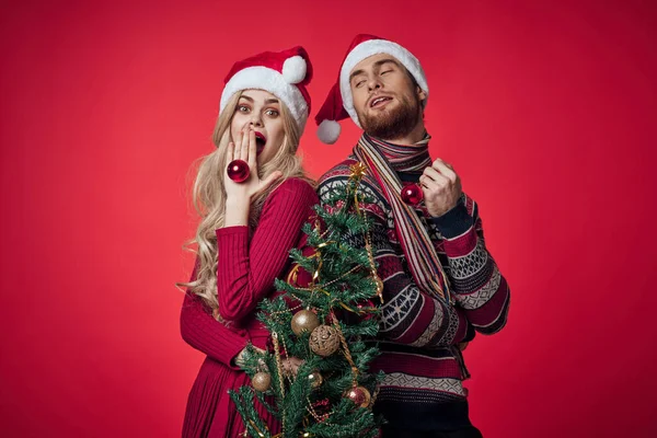 Jong paar in nieuwjaar kleren samen vakantie emoties vrolijk kerstmis — Stockfoto