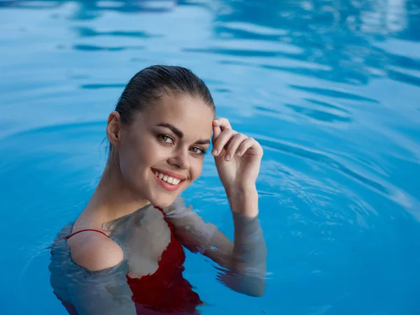 Donna emotiva Nuoto in piscina relax di lusso emozioni divertenti — Foto Stock